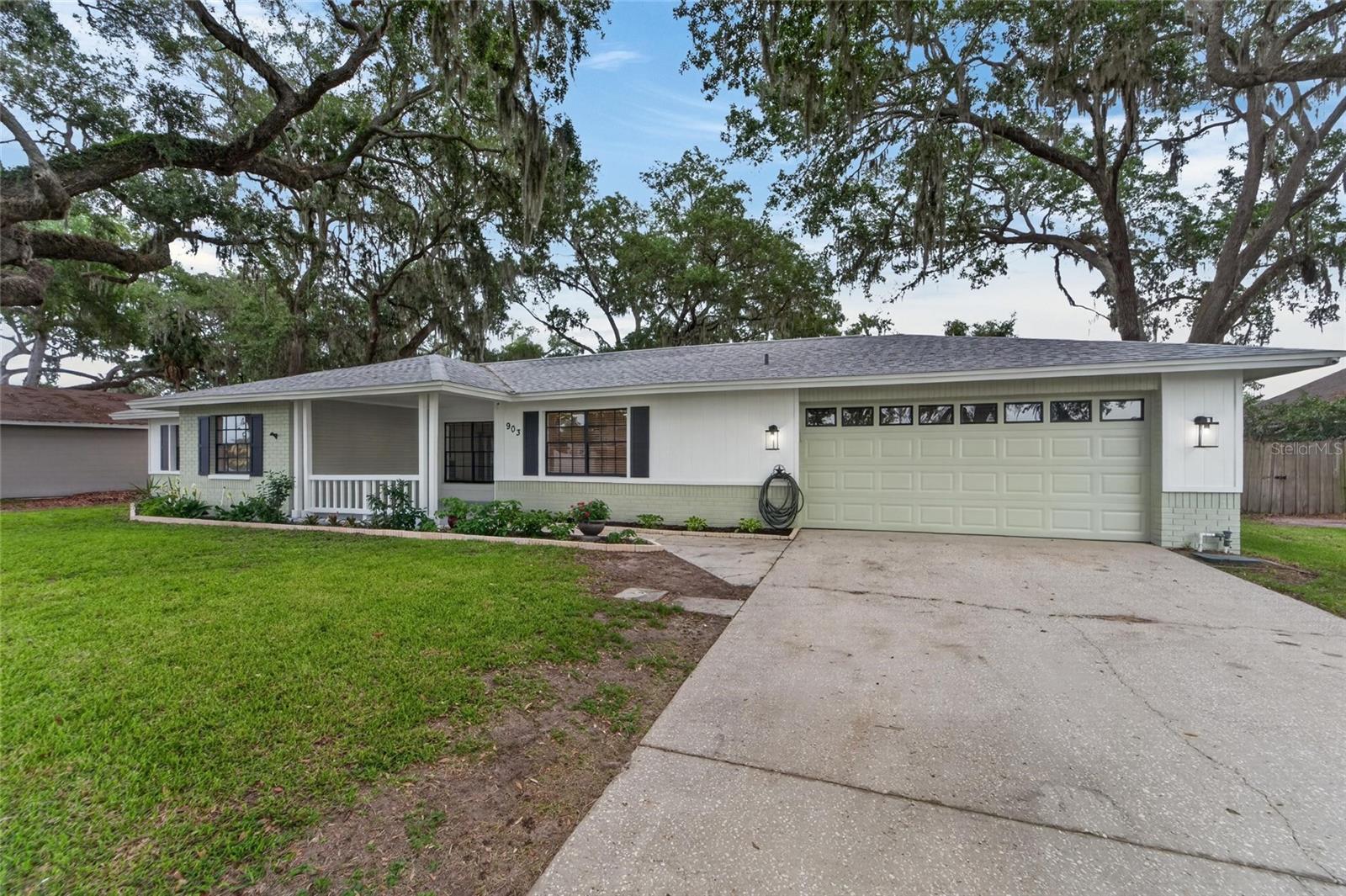 THOUSAND OAKS EXECUTIVE ESTATES - Residential