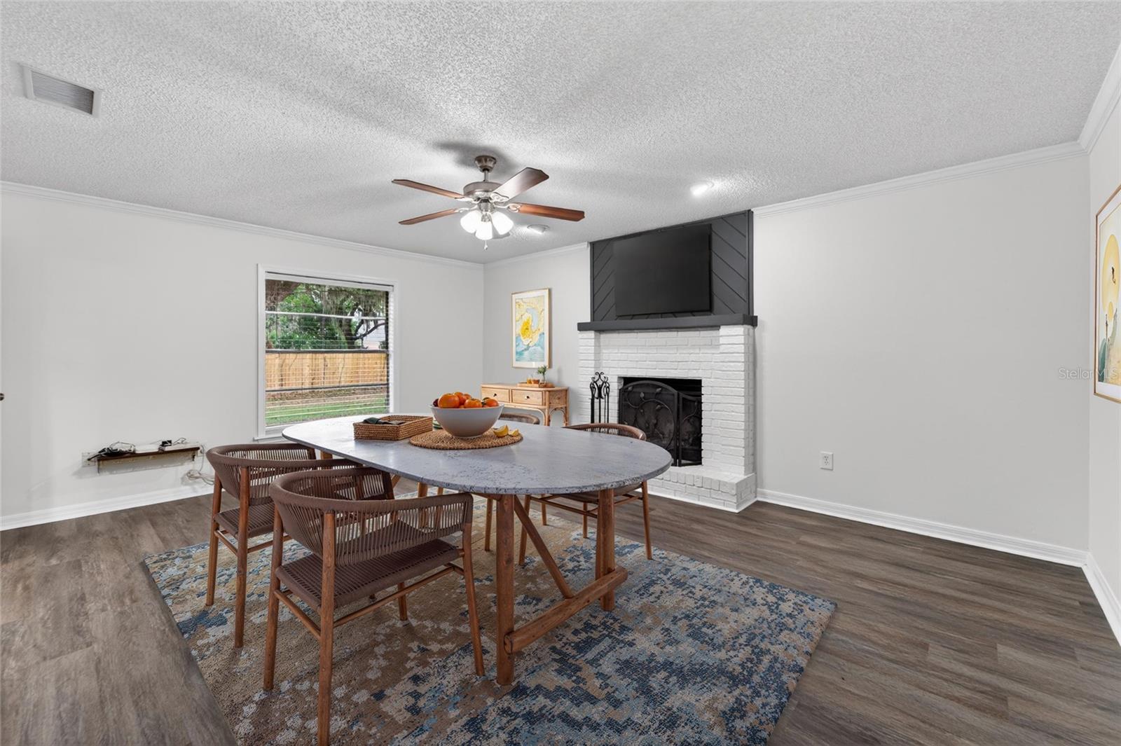 THOUSAND OAKS EXECUTIVE ESTATES - Residential