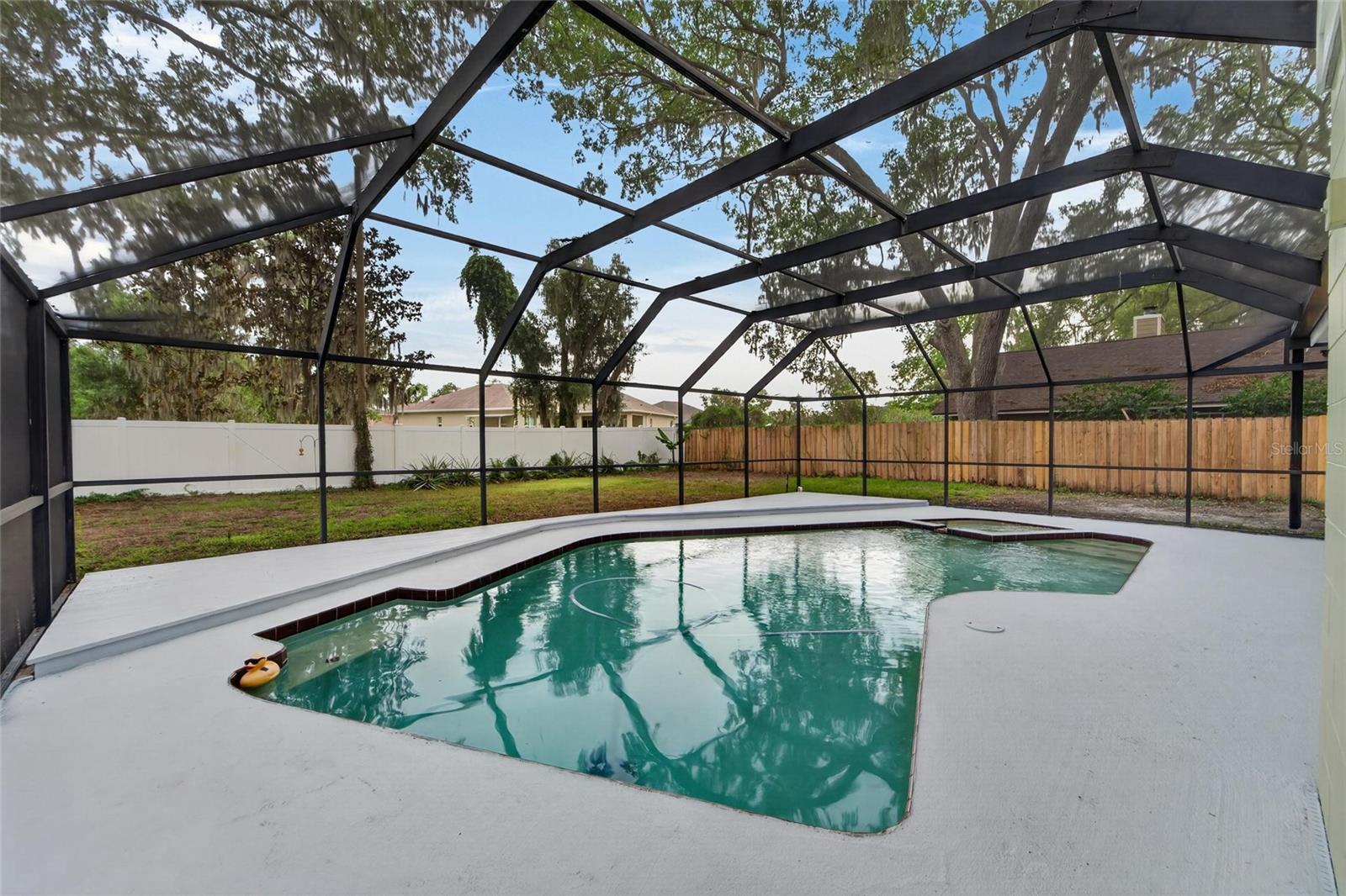 THOUSAND OAKS EXECUTIVE ESTATES - Residential