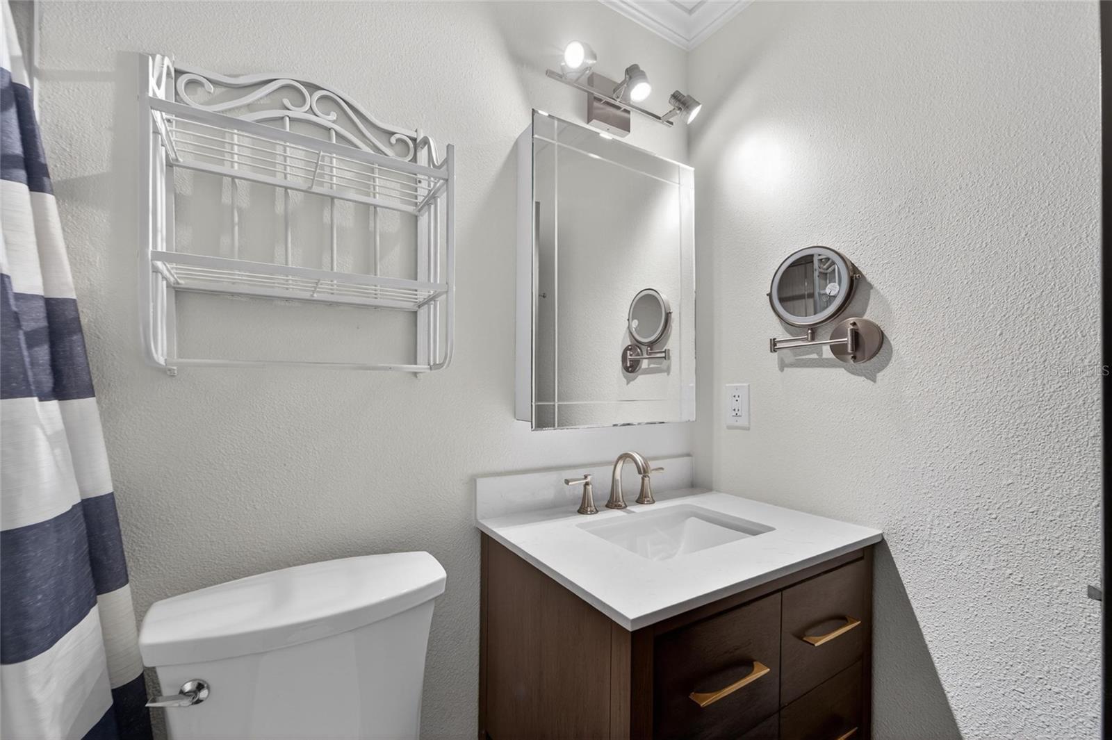 THOUSAND OAKS EXECUTIVE ESTATES - Residential