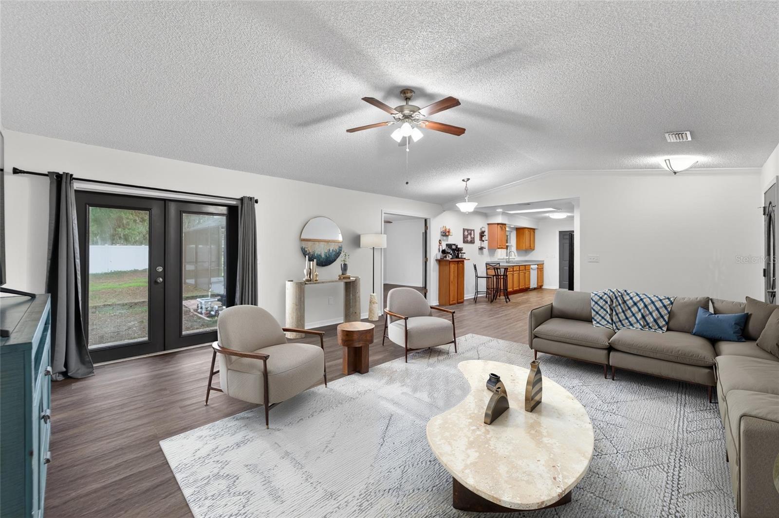 THOUSAND OAKS EXECUTIVE ESTATES - Residential