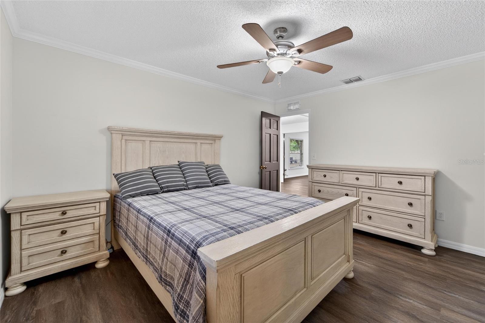 THOUSAND OAKS EXECUTIVE ESTATES - Residential