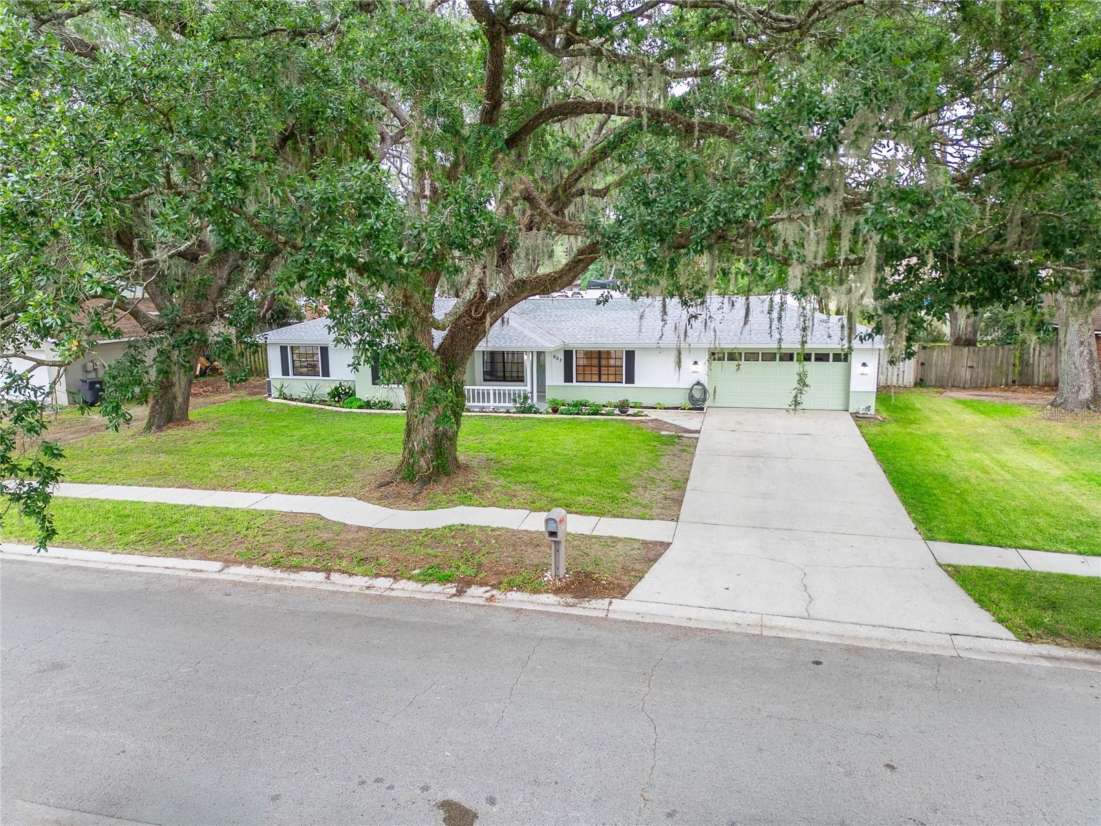 THOUSAND OAKS EXECUTIVE ESTATES - Residential