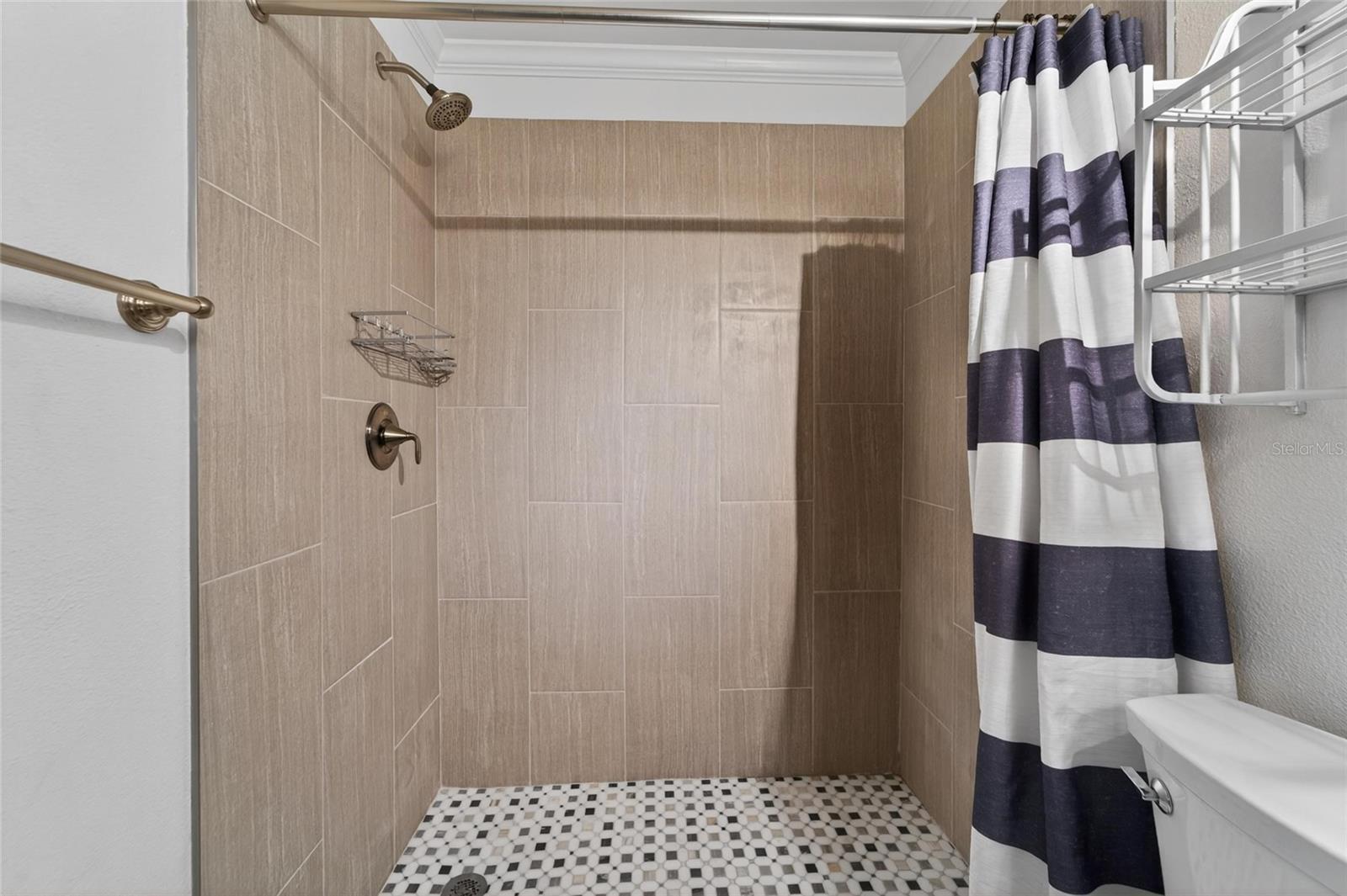 THOUSAND OAKS EXECUTIVE ESTATES - Residential