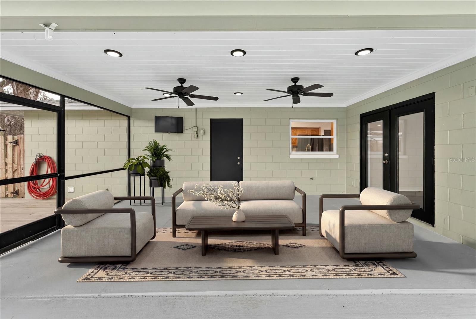 THOUSAND OAKS EXECUTIVE ESTATES - Residential