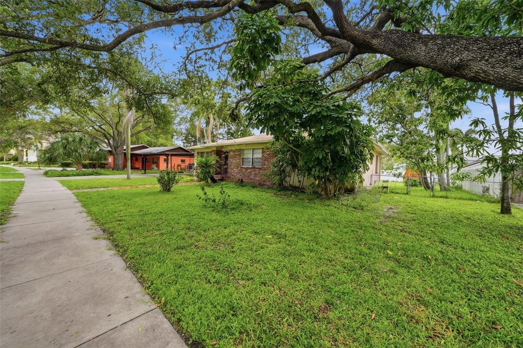 Photo of 500 W Davis Boulevard, Tampa, FL 33606 (MLS # TB8544736)