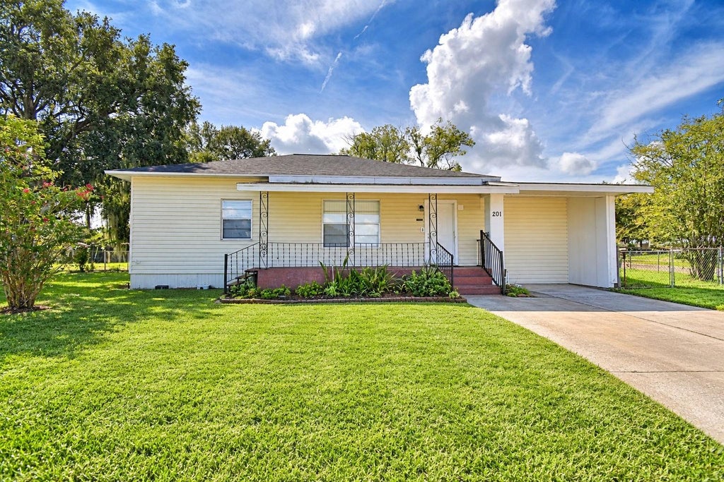 Photo of 201 Lake Dale Drive, Auburndale, FL 33823 (MLS # L4965205)