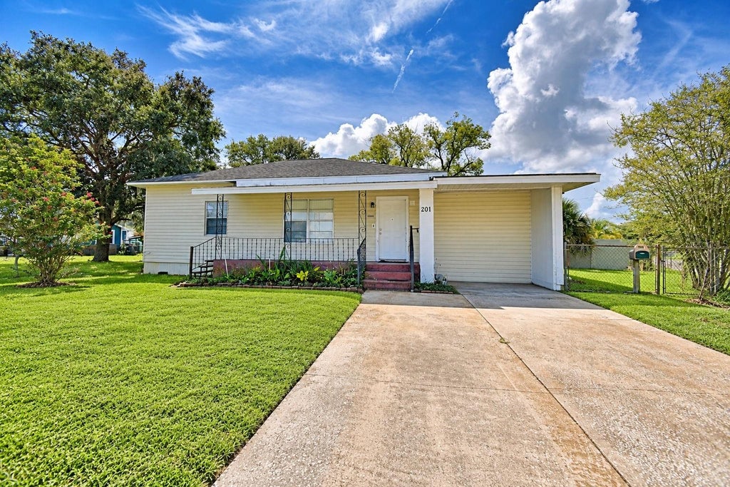 Photo of 201 Lake Dale Drive, Auburndale, FL 33823 (MLS # L4965205)