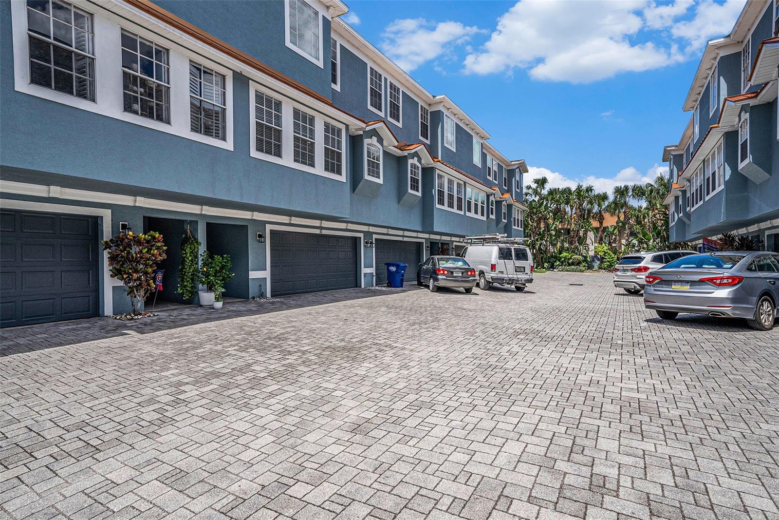 3111 W DE LEON STREET 10