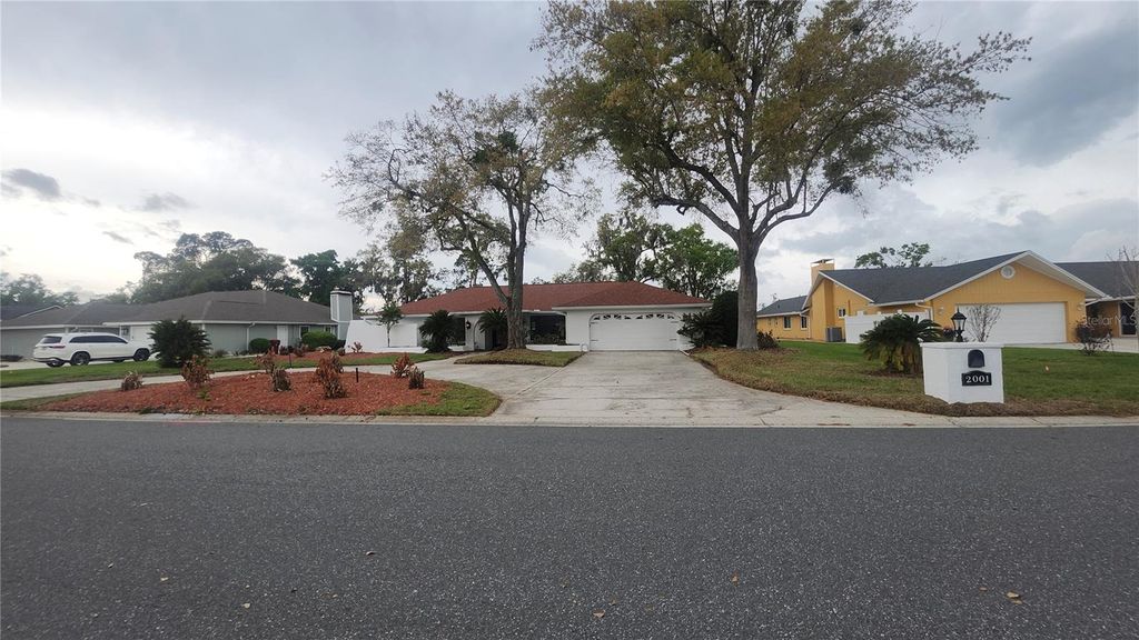 Photo of 2001 Country Club Court, Plant City, FL 33566 (MLS # TB8485664)