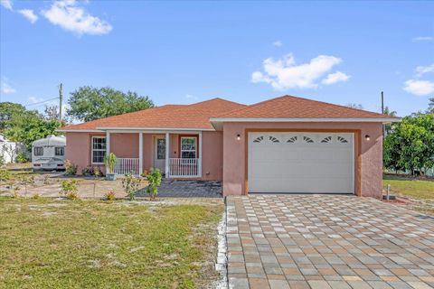 Photo of 910 Rich Drive, Mount Dora, FL 32757 (MLS # G5104615)