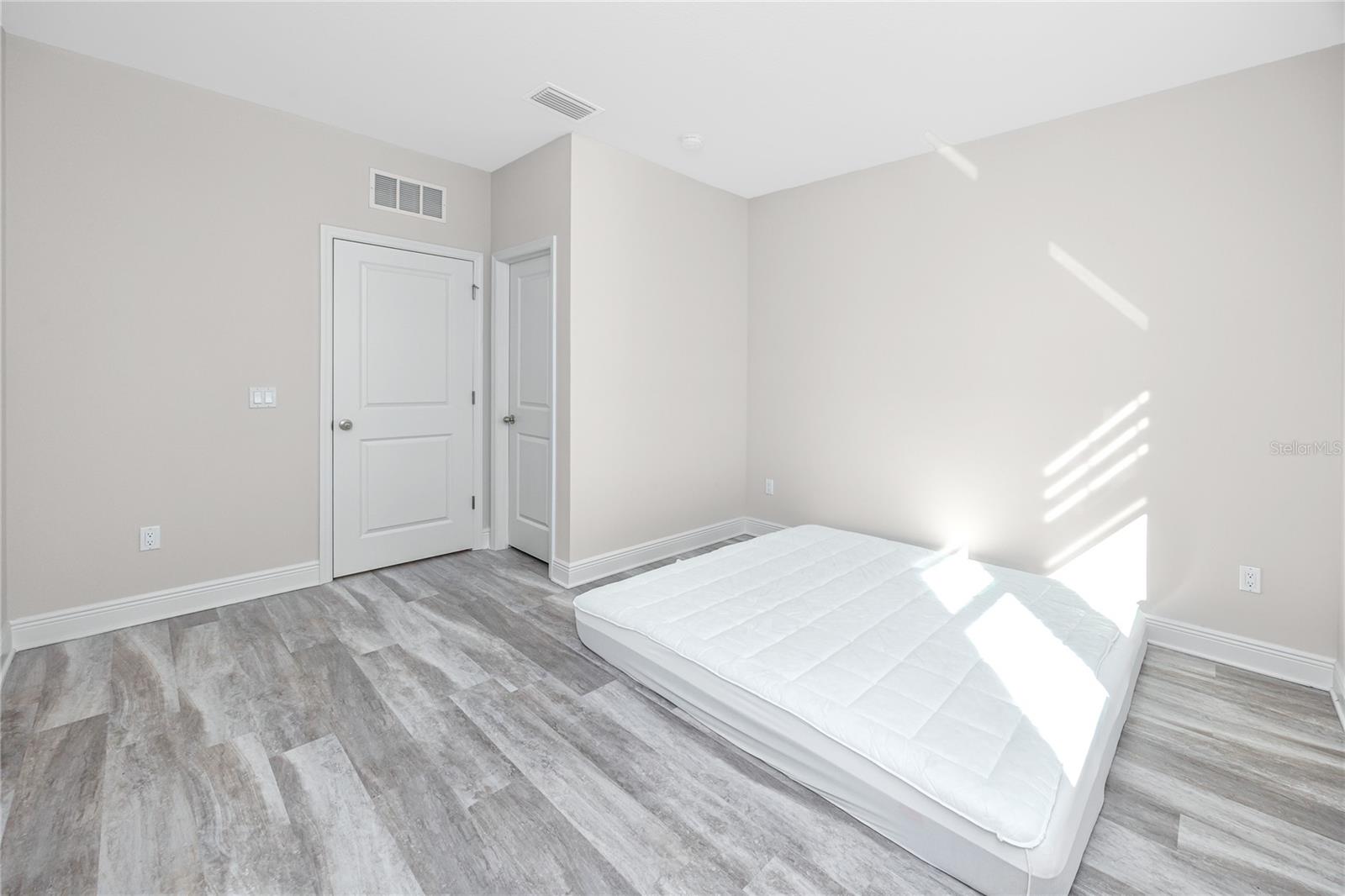 SANTORINI TRACE - Residential Lease