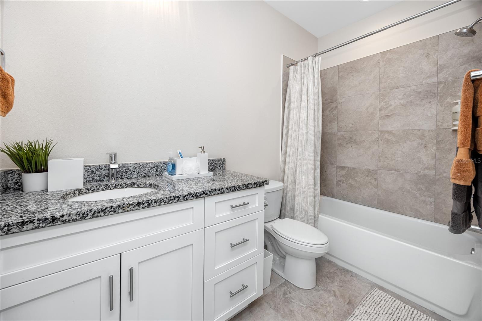 SANTORINI TRACE - Residential Lease