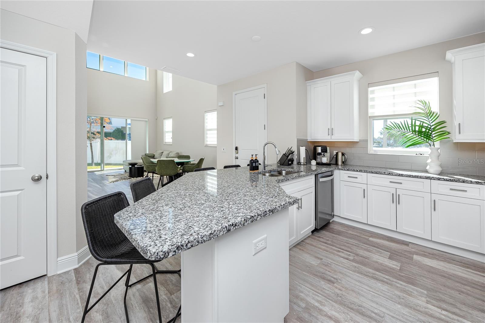 SANTORINI TRACE - Residential Lease