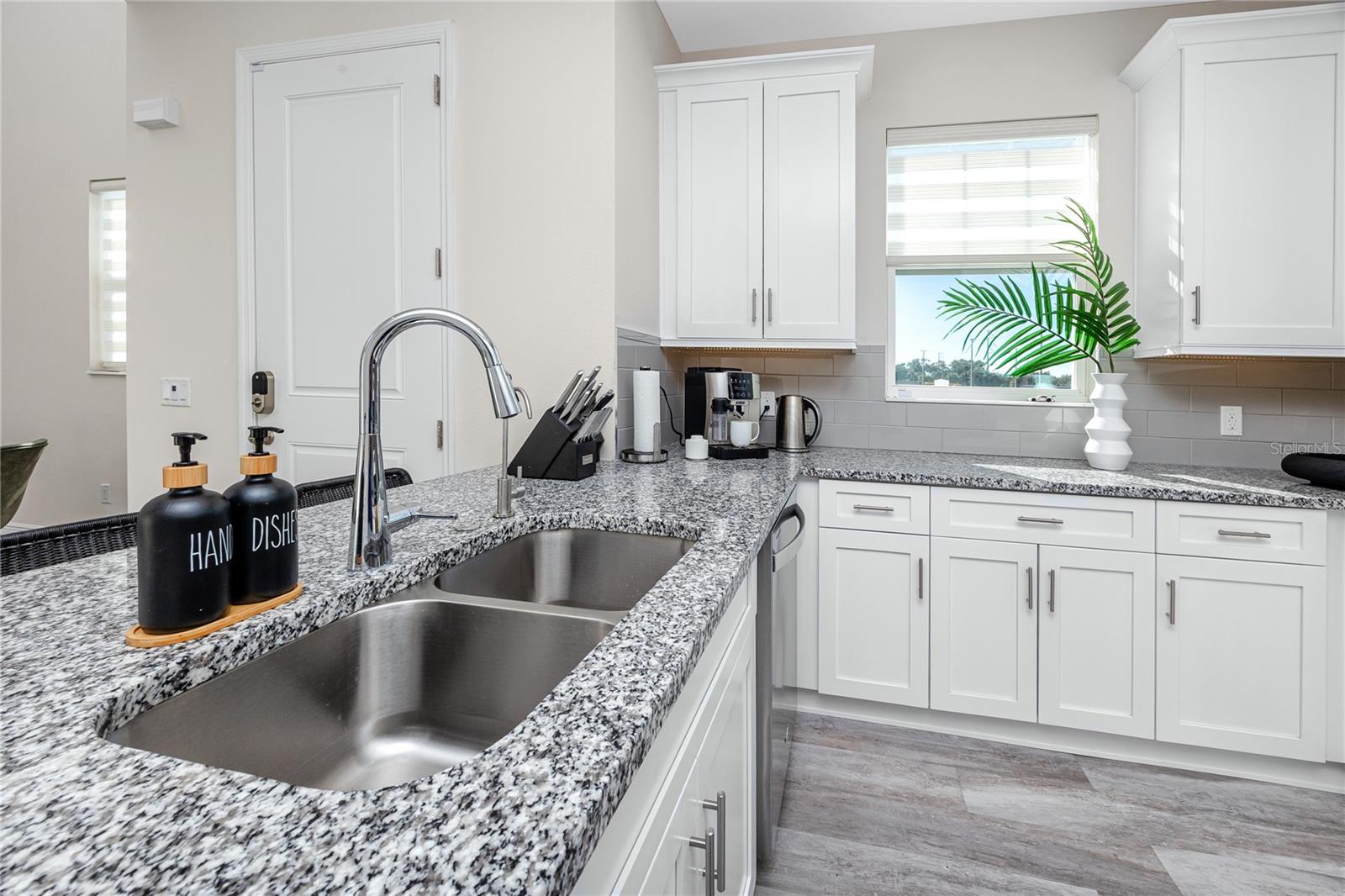 SANTORINI TRACE - Residential Lease