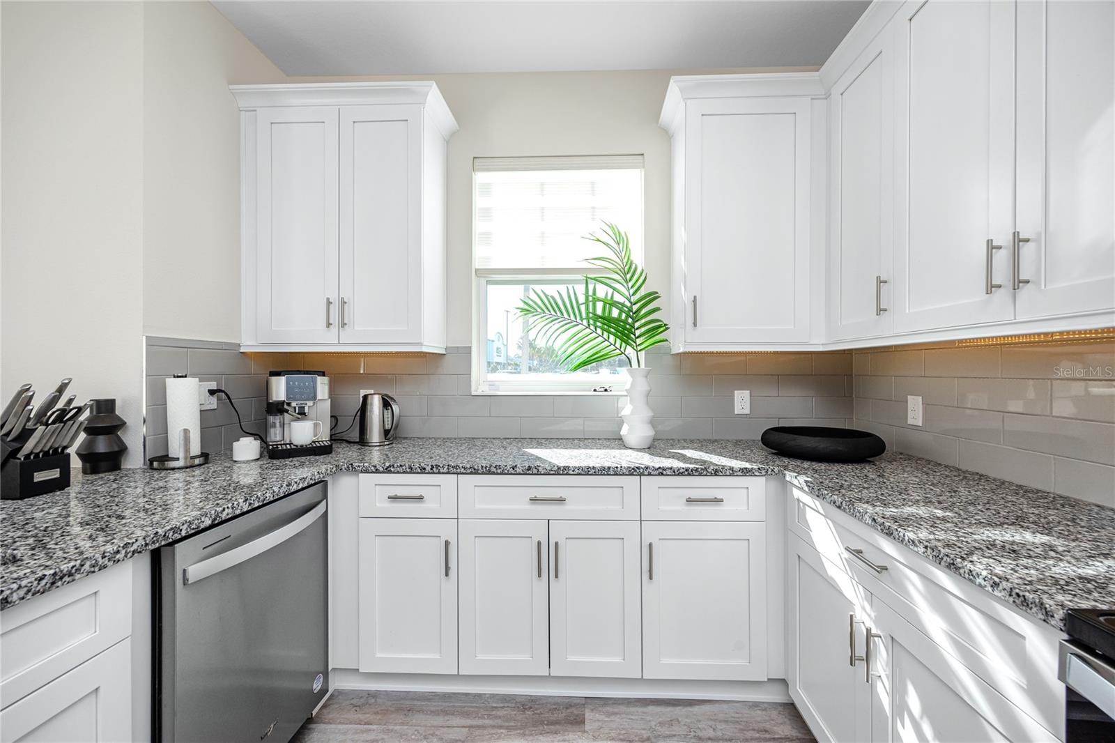 SANTORINI TRACE - Residential Lease