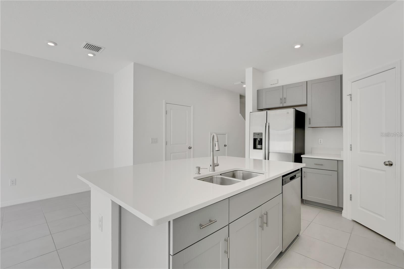 ARTISAN LAKES PRCL J PH I & II - Residential Lease