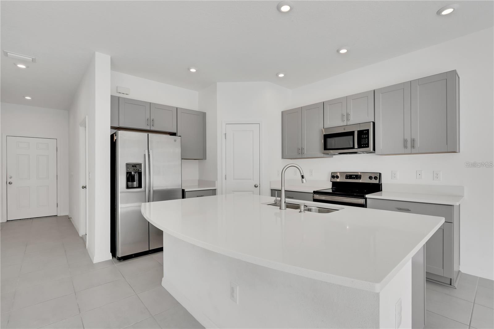 ARTISAN LAKES PRCL J PH I & II - Residential Lease