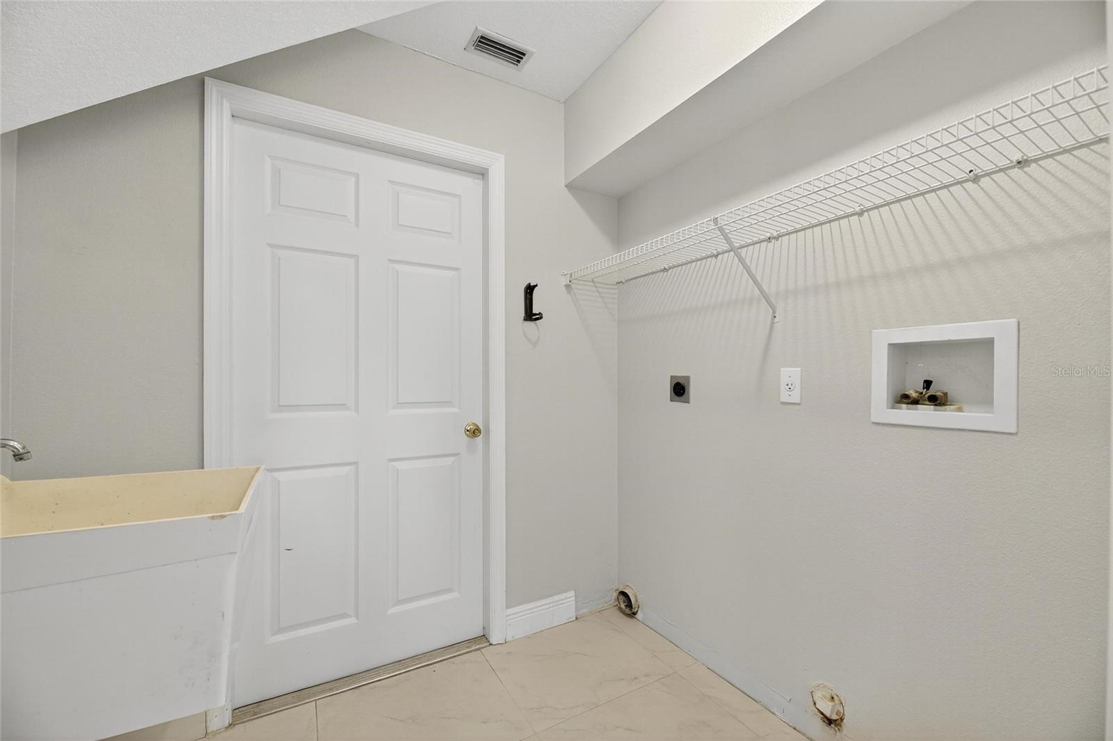 LAKE SHORE ESTATES 1ST ADD - Residential Lease