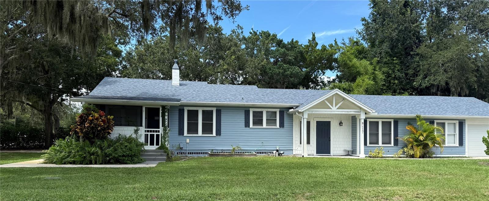 Beautifully remodeled duplex in the heart of New Smyrna Beach. This desirable location is
walking and biking distance to Canal Street. Hardwood floors throughout, stainless steel appliances, quartz countertops, window blinds, and screened front porch offer convenient low maintenance living. Inside utility room with washer and dryer. Private corner lot creates a tranquil setting close to the heart of the city. 7-12 month lease. No pets or smoking.
