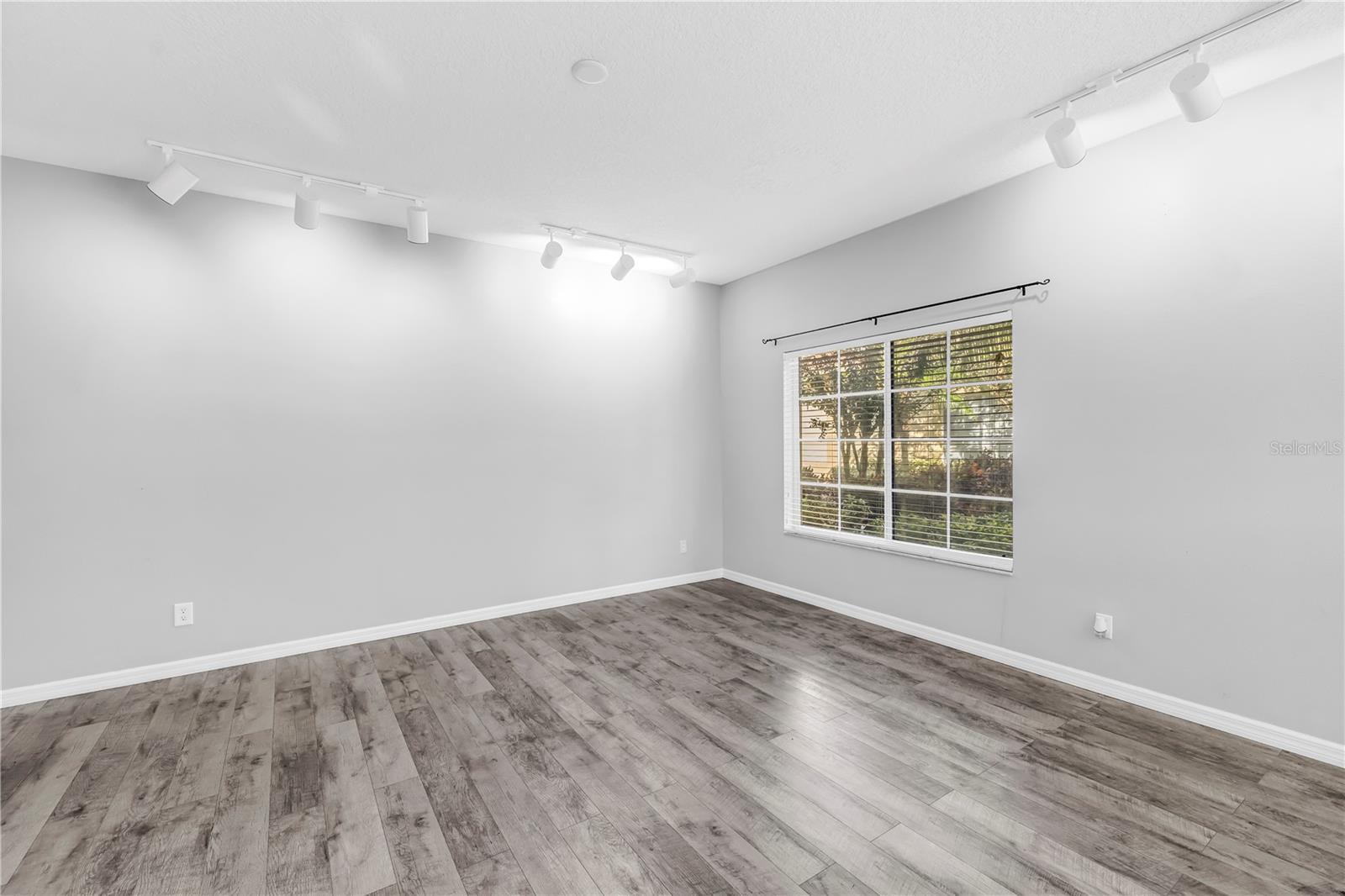 LAKESIDE VILLAGE TOWNHOME - Residential