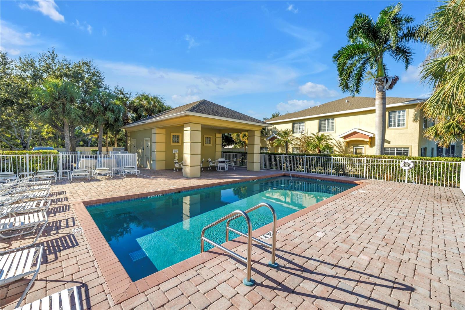 LAKESIDE VILLAGE TOWNHOME - Residential