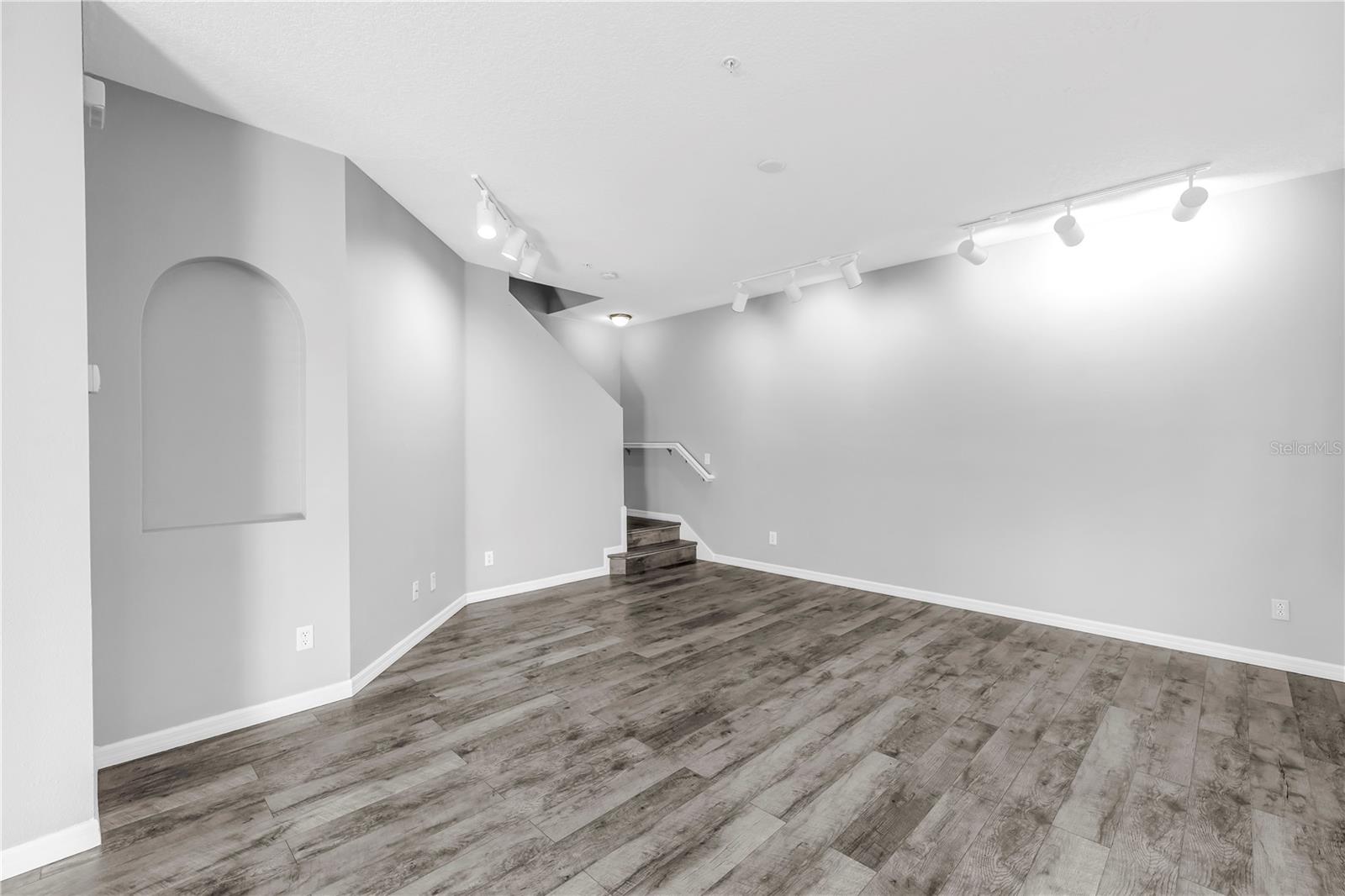 LAKESIDE VILLAGE TOWNHOME - Residential