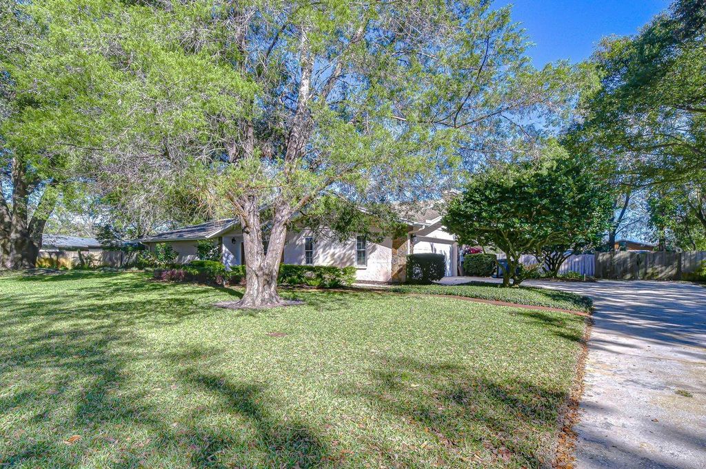 Photo of 610 Chancellar Drive, Lutz, FL 33548 (MLS # TB8471563)