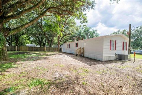 A home in WINTER HAVEN