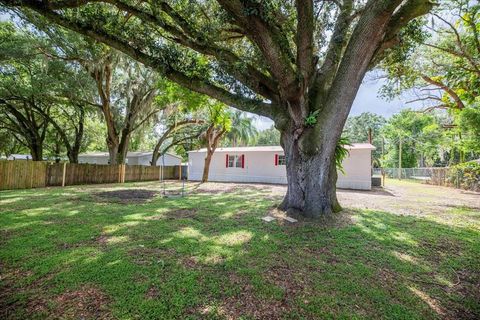 A home in WINTER HAVEN