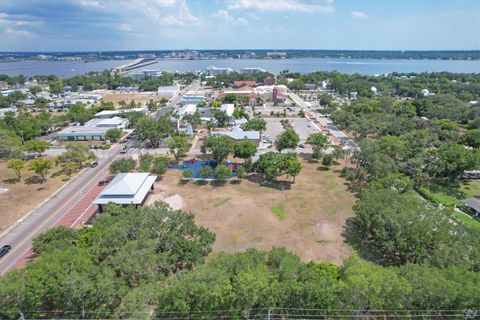 A home in PALMETTO
