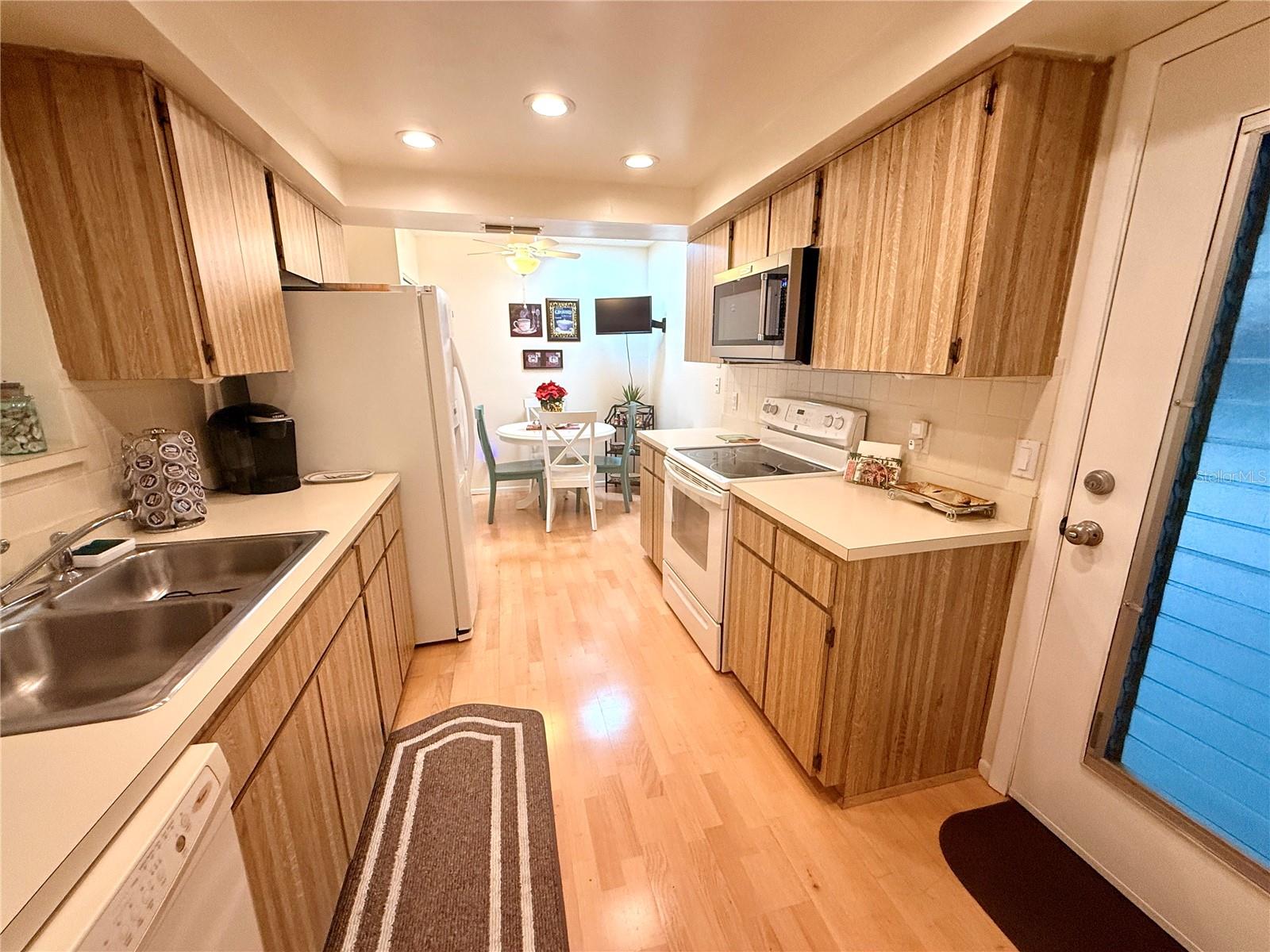 DOLLAR LAKE VILLAGE CONDO 02 - Residential