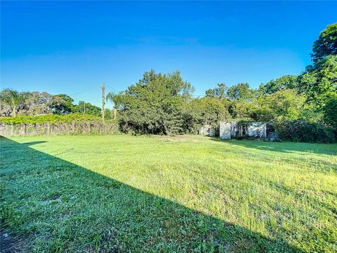 A home in DELAND