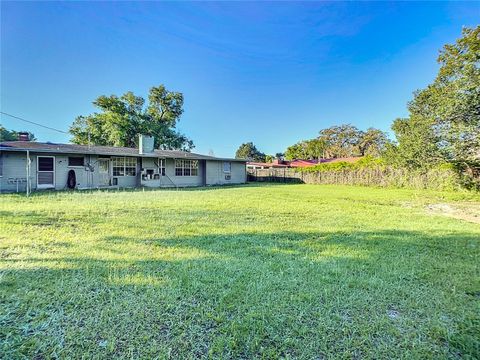 A home in DELAND