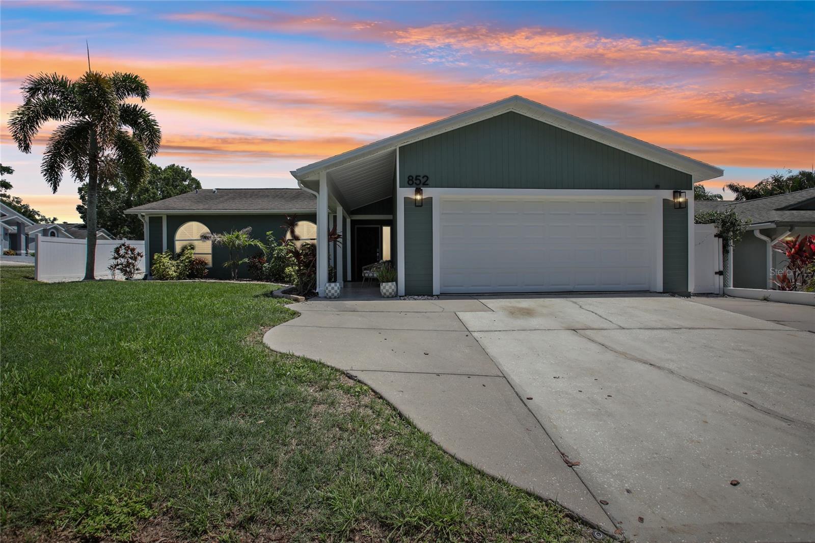 852 CRYSTAL DRIVE