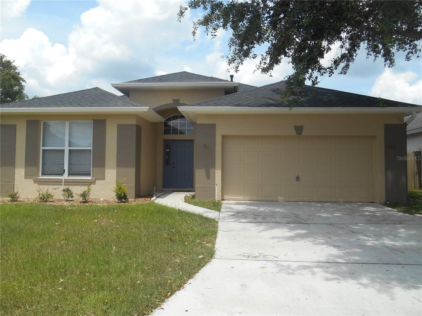 Very Cozy Single-Family Home with bedrooms, 2.5 baths, and 2-car garage. Spacious Kitchen & Dining. Fenced-in yard. The house has approximately 1892 sq ft of living space. *updated photos coming soon*
This home is located in Davenport, FL, in the community of Fairway Lakes. Off Highway 27, a few miles away from US Hwy 192, approximately 8 miles to Disney and plenty of dining and entertainment attractions, Walmart, post office, etc.