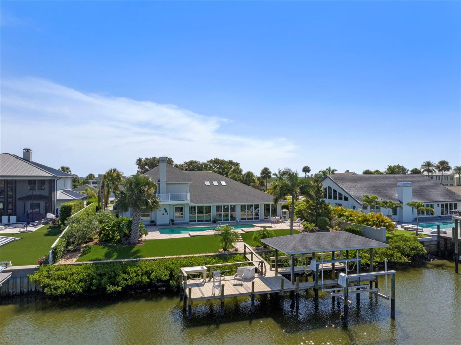 1216 COMMODORE DRIVE