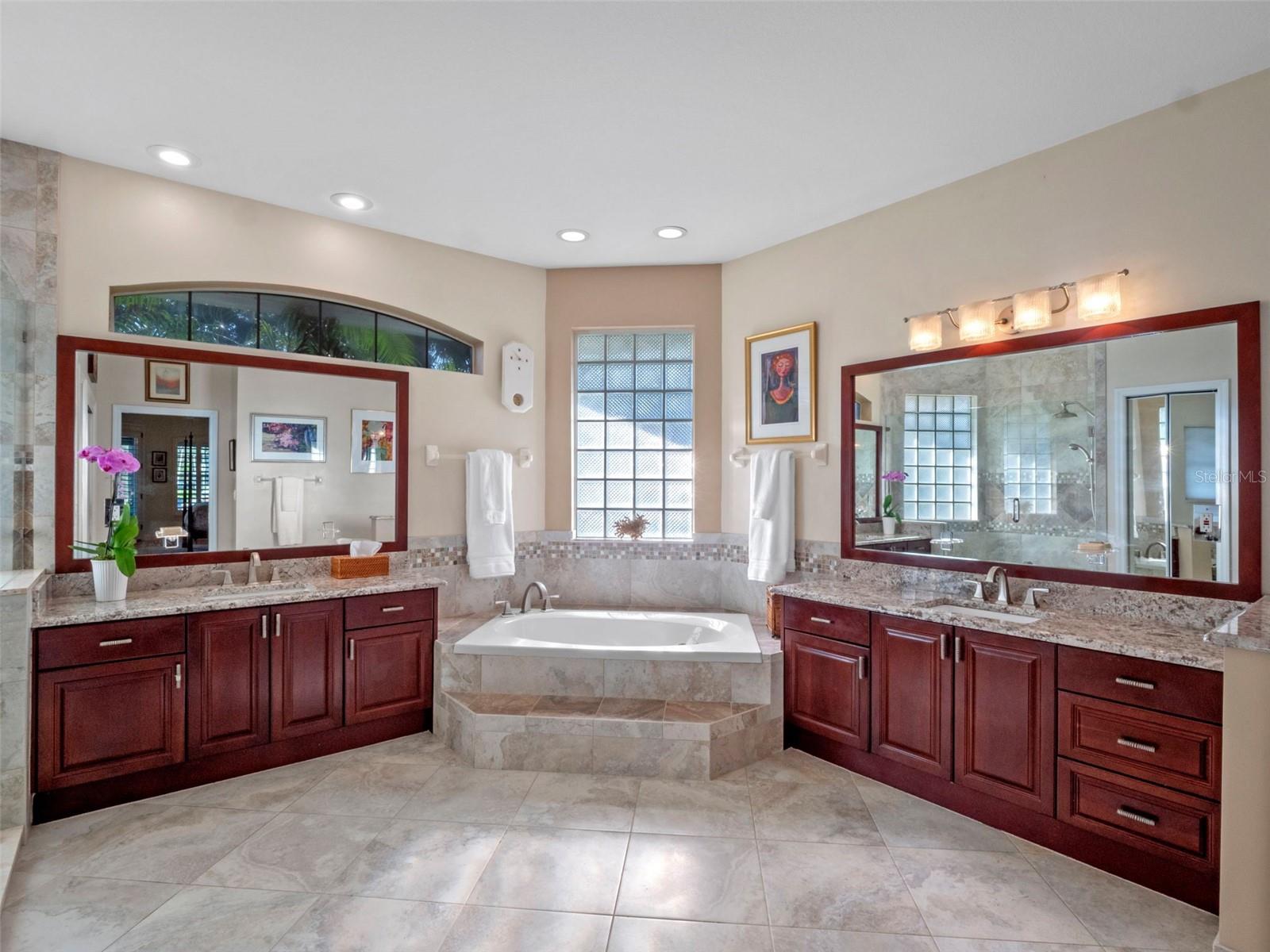 YACHT CLUB ISLAND ESTATE - Residential