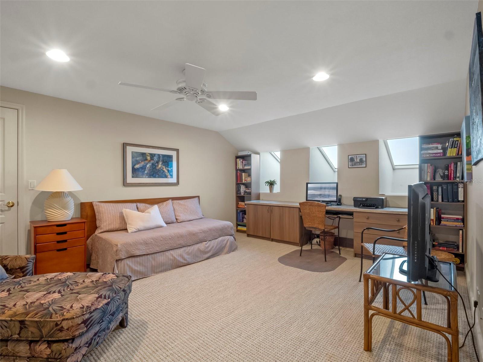 YACHT CLUB ISLAND ESTATE - Residential