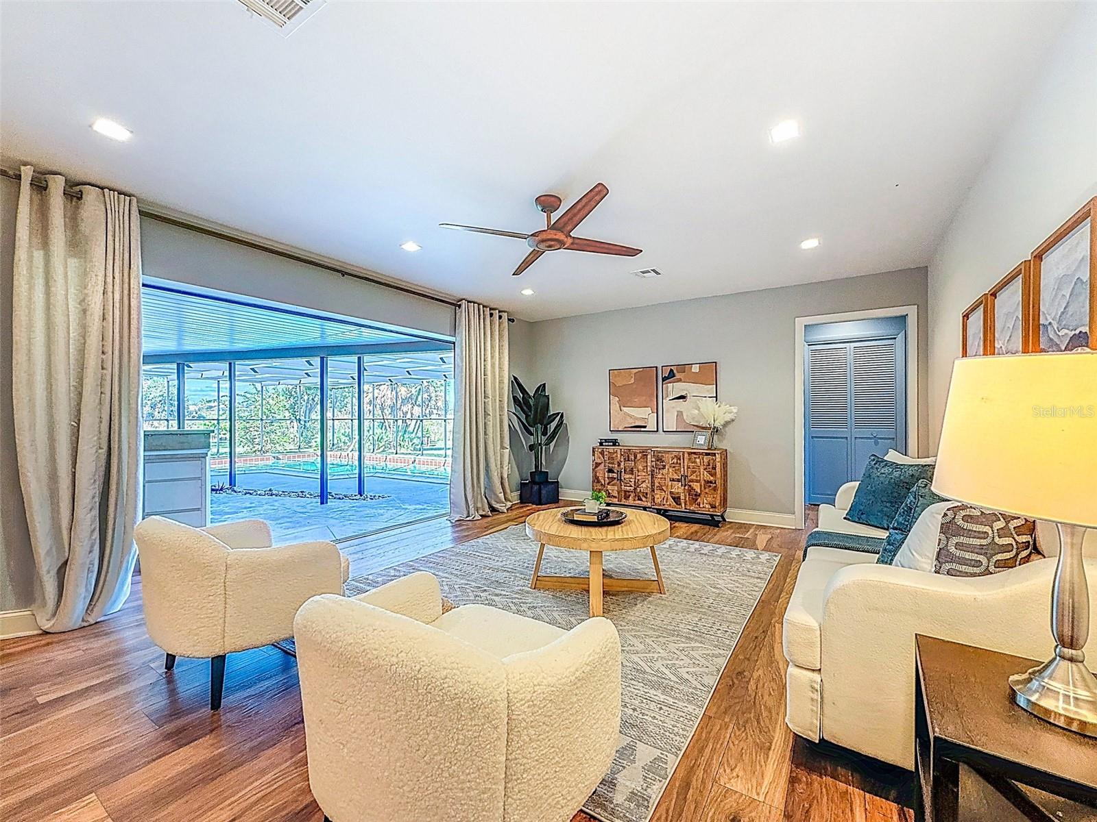 ROLLING HILLS LAKE - Residential