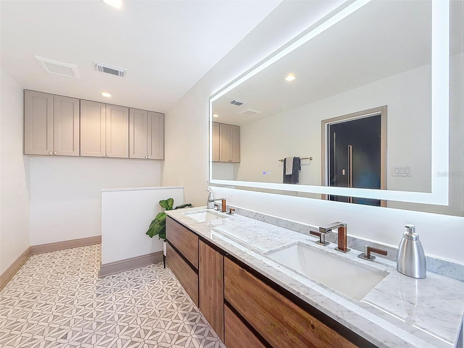 ROLLING HILLS LAKE - Residential