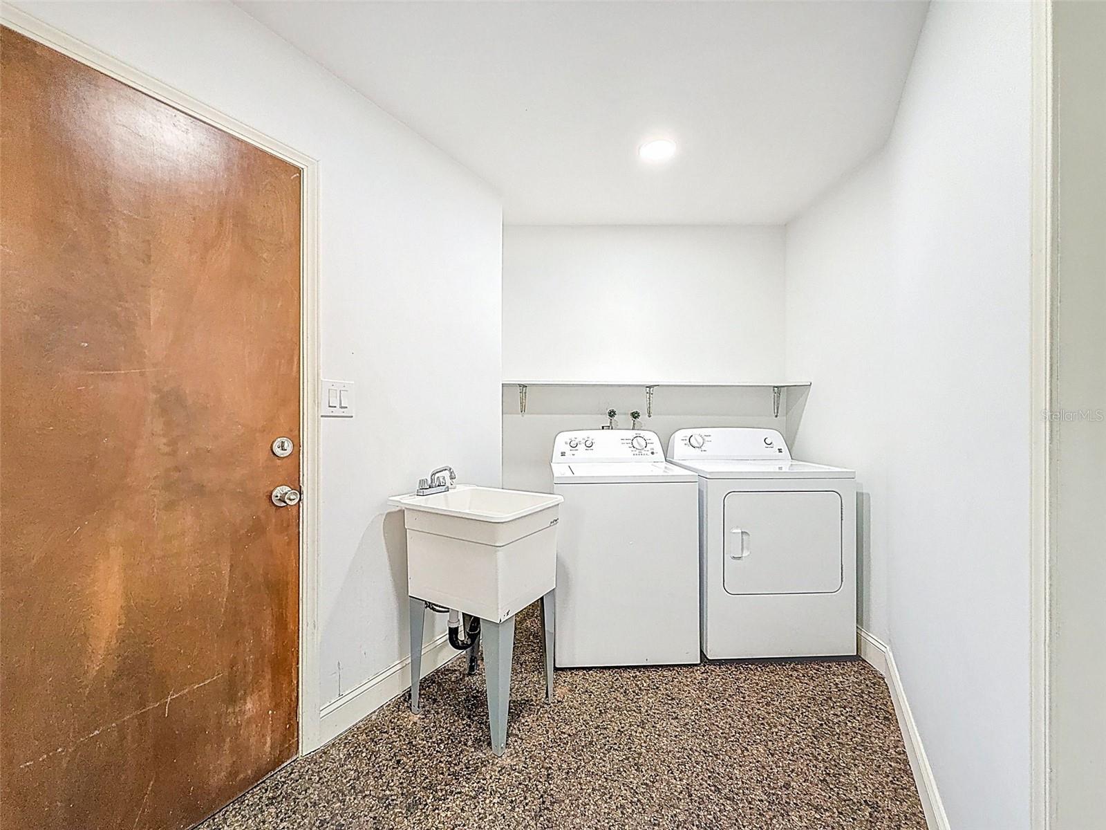 ROLLING HILLS LAKE - Residential