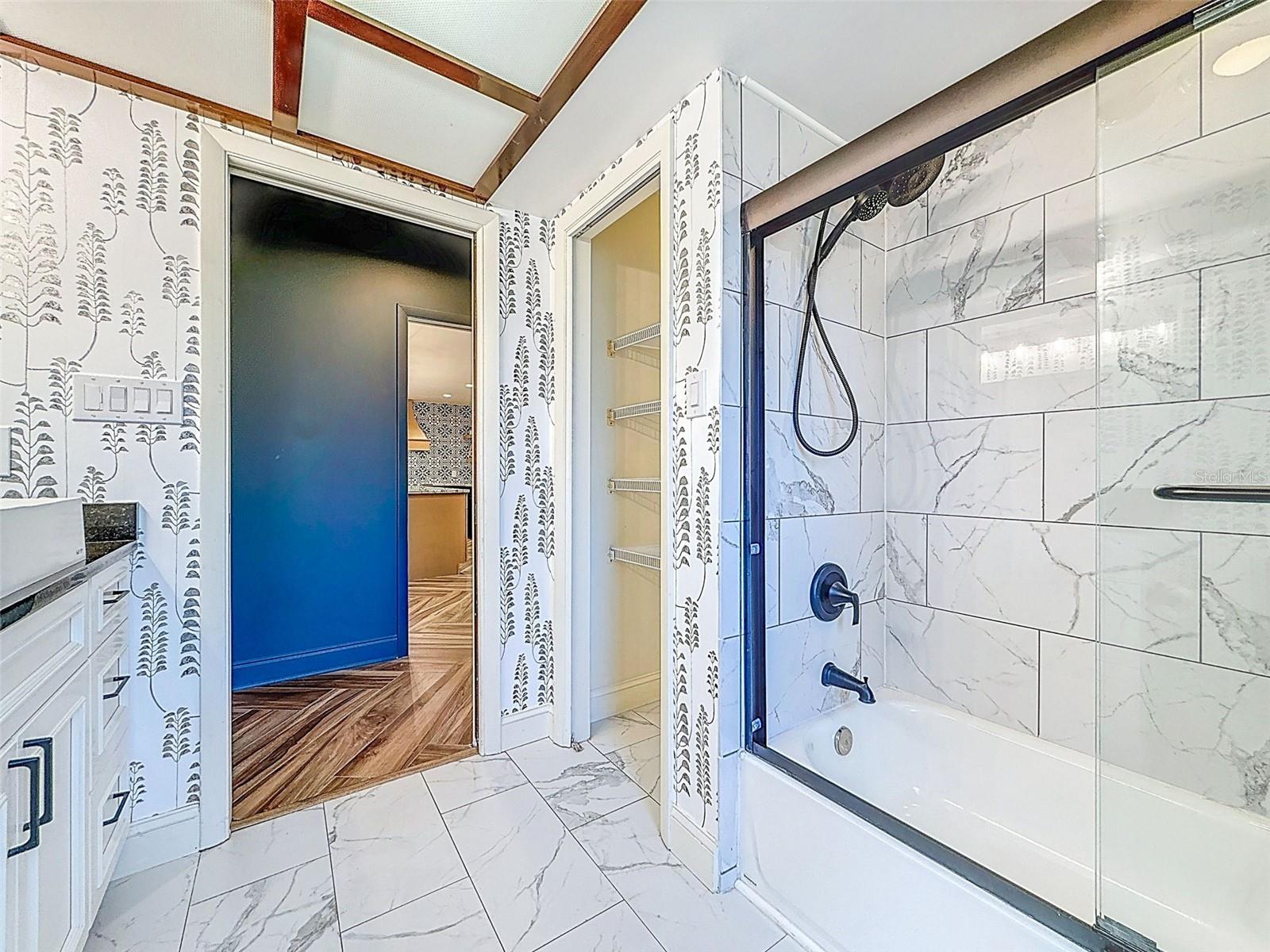 ROLLING HILLS LAKE - Residential