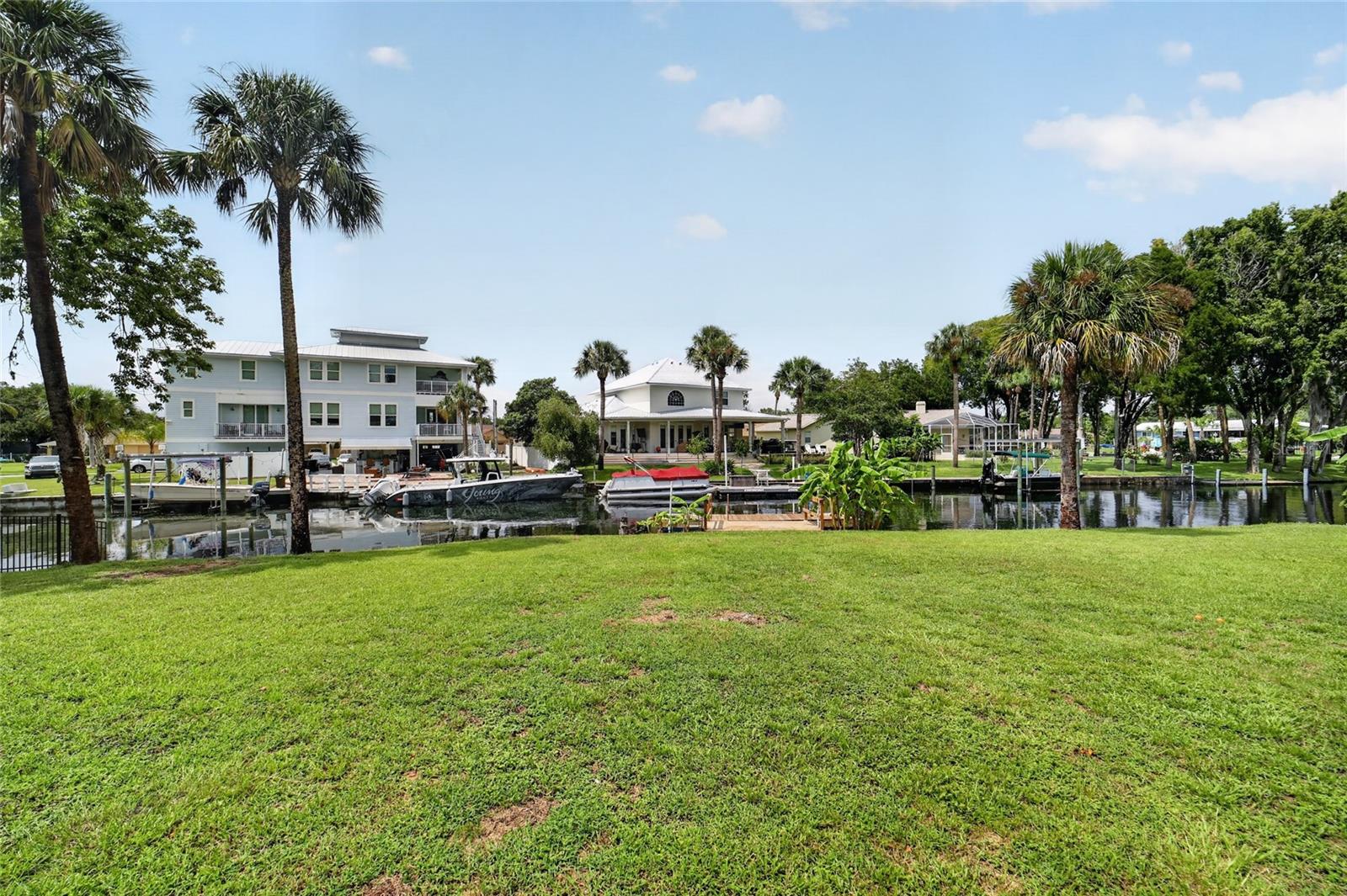 232 SE KINGS BAY DR