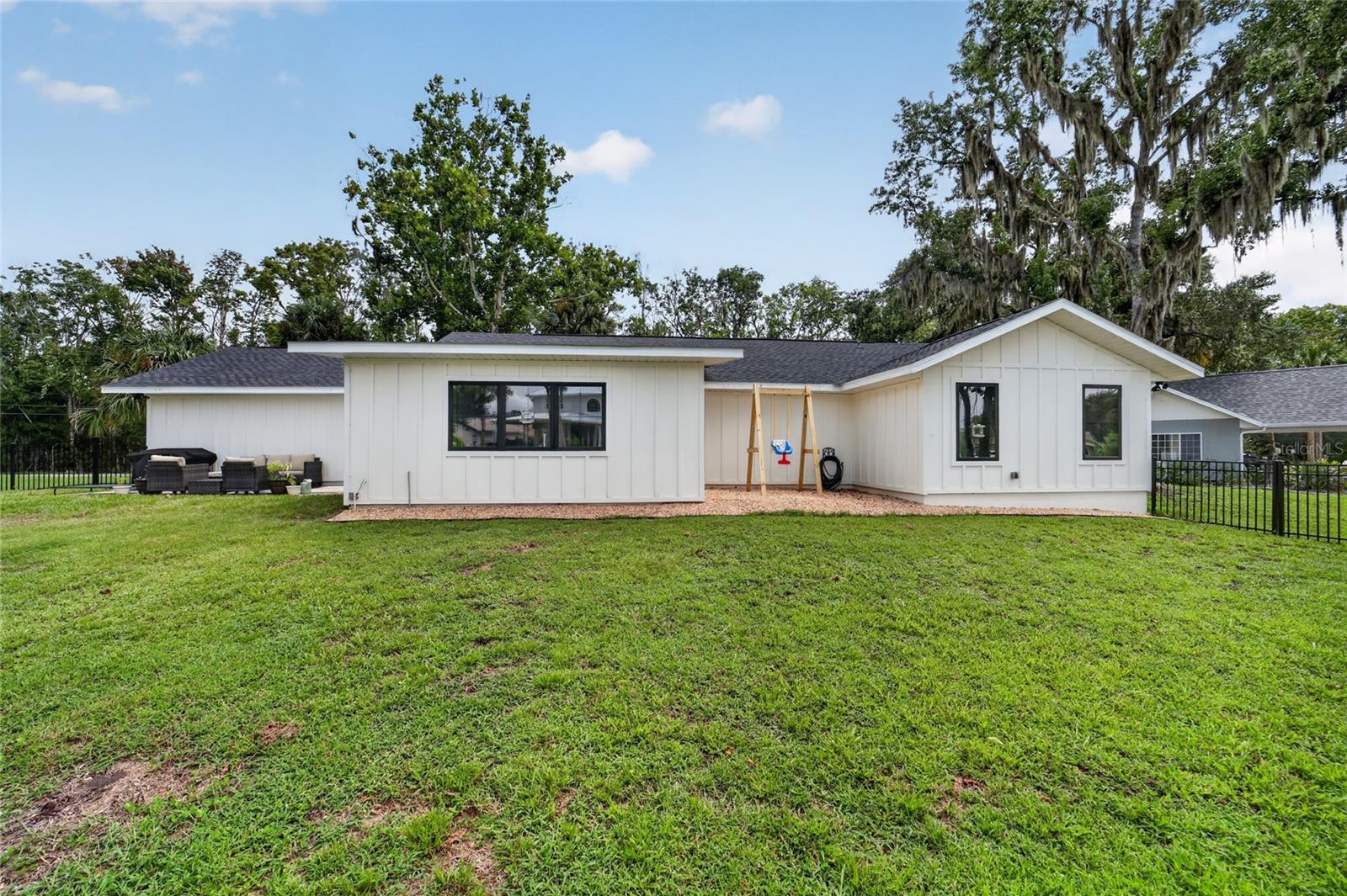 232 SE KINGS BAY DR