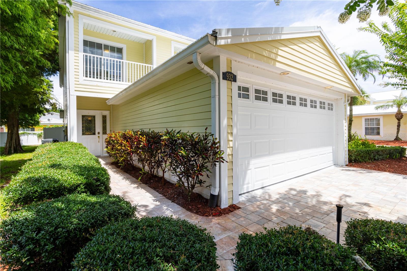 932 WOODBRIDGE COURT