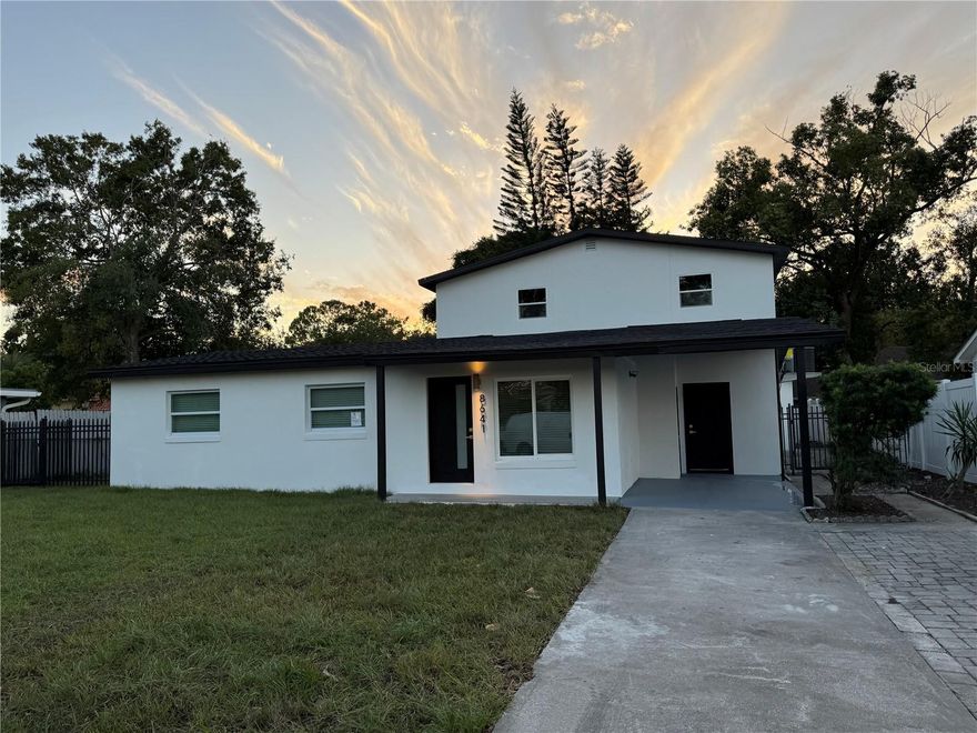 Incredible opportunity in downtown Tampa, a spectacular neighborhood surrounded by peacocks that roam freely. Completely renovated property, new roof, AC, and water heater installed in 2025, new windows, new flooring, remodeled and modern bathrooms, and a new modern kitchen. It has two master bedrooms with ensuite bathrooms and walk-in closets. No CDD, no HOA, and no flood zone. Don't miss the opportunity to come see it, make your appointment now.
