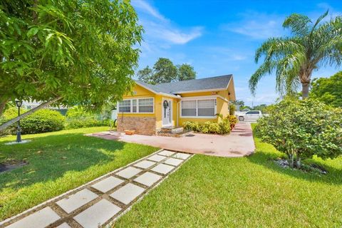 Photo of 345 Avenue J SE, Winter Haven, FL 33880 (MLS # P4937287)