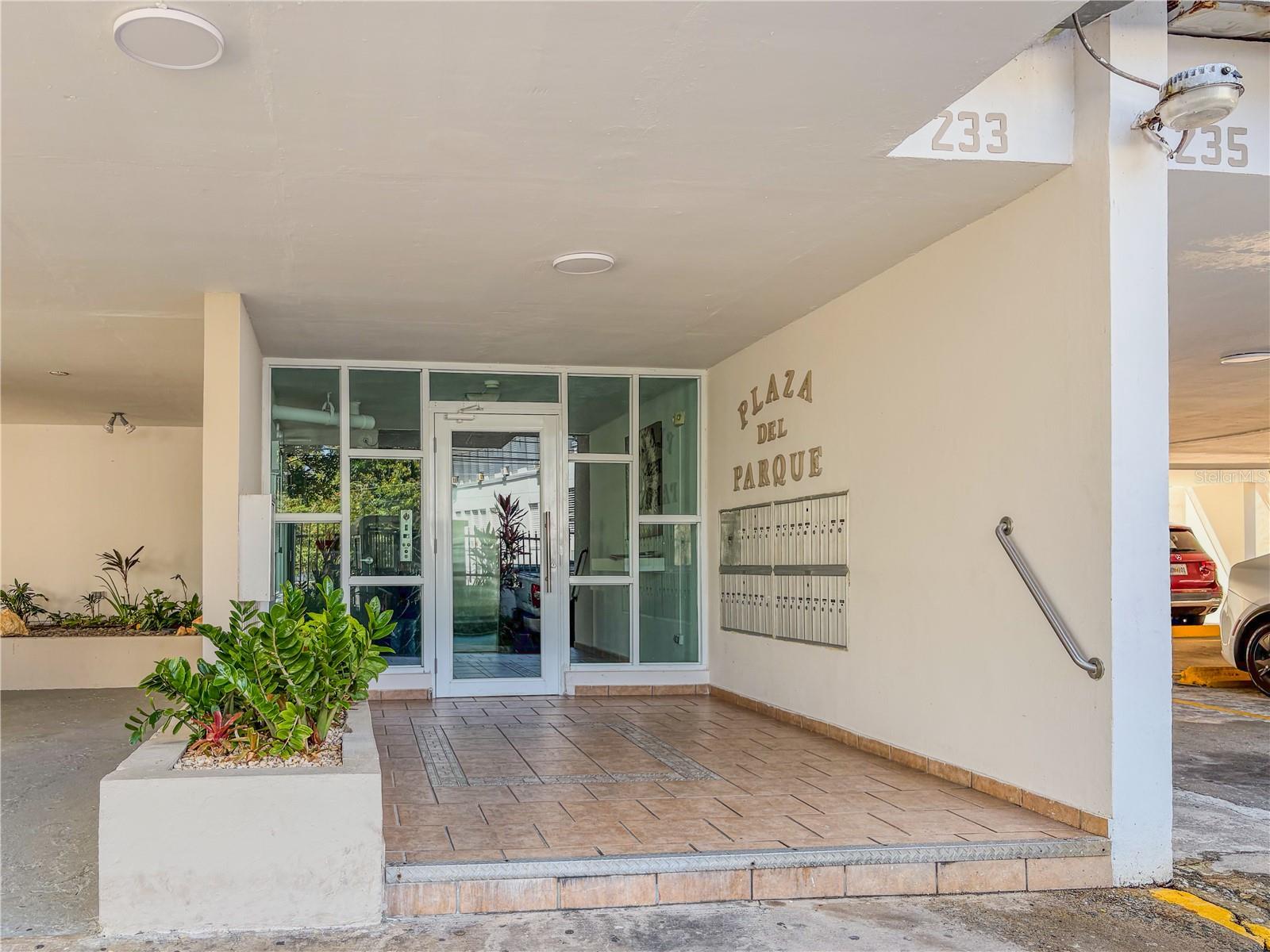 Located on Calle del Parque, near Ciudadela, the new park behind Ciudadela, and the Puerto Rico Museum of Art. Convenient access to restaurants, banks, cafés, salons, laundromats, and services. Fully remodeled apartment: new kitchen and bath, new furnishings and appliances. Functional layout with updated finishes. Building features laundry on the same floor, a new, modern elevator, and one assigned parking space. Well-kept common areas and a residential setting in one of Santurce’s most connected locations.
