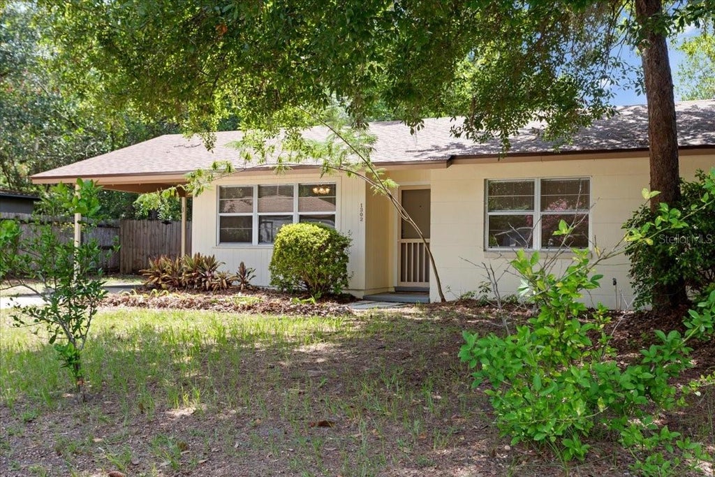 Photo of 1302 NE 14th Terrace, Gainesville, FL 32601 (MLS # GC541706)